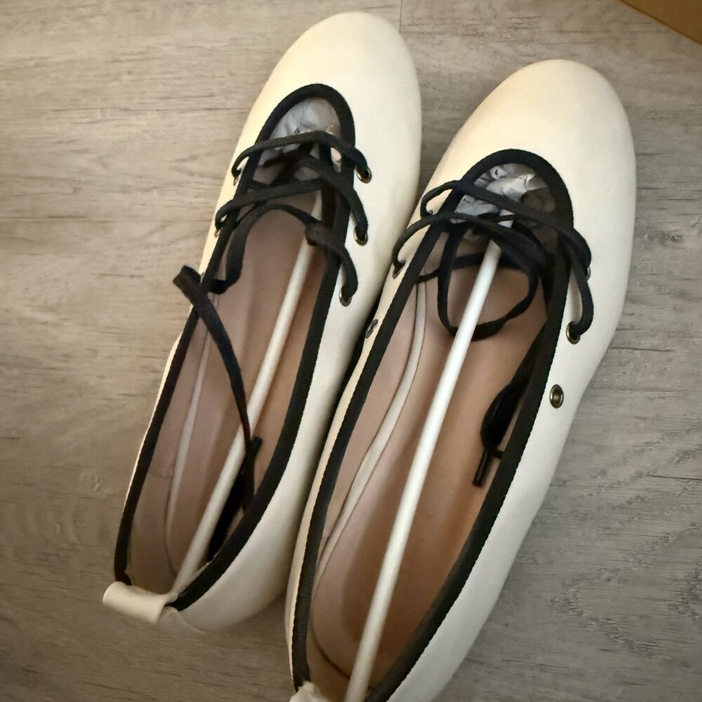 Laced-up Round Toe Faux Leather Flats